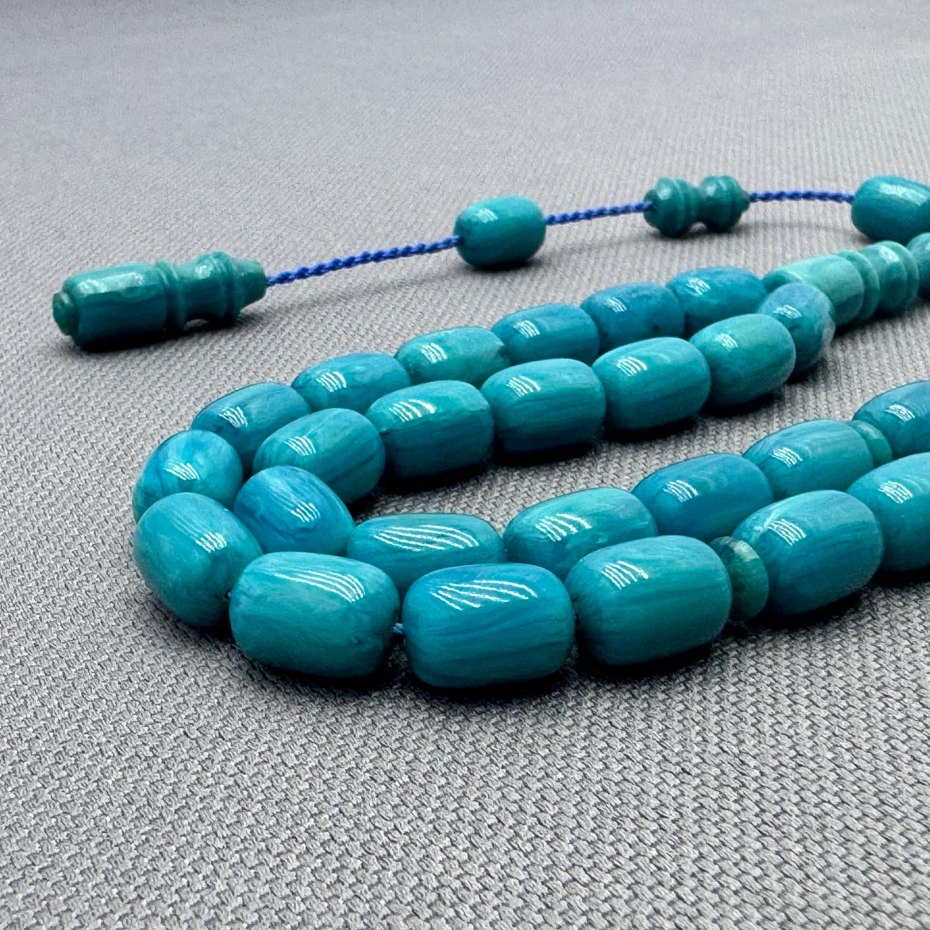 Usta İşçilikli Hareli Turkuaz Renk Dik Damarlı Kapsül Kesim Sıkma Kehribar Tespih